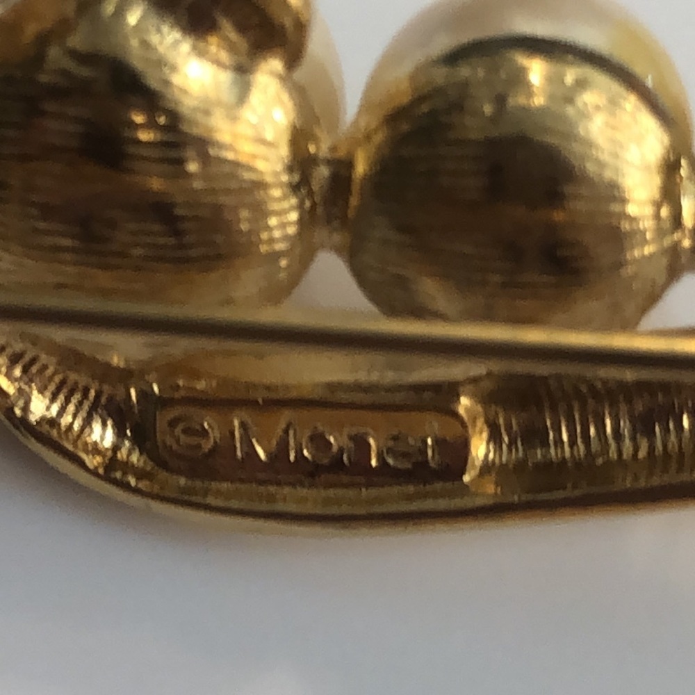 2 Monet Brooches Gold Tone and faux pearls signed - Picture 6 of 6